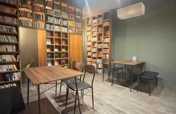 静かな読書のひとときを提供する、コーヒー香る喫茶店。